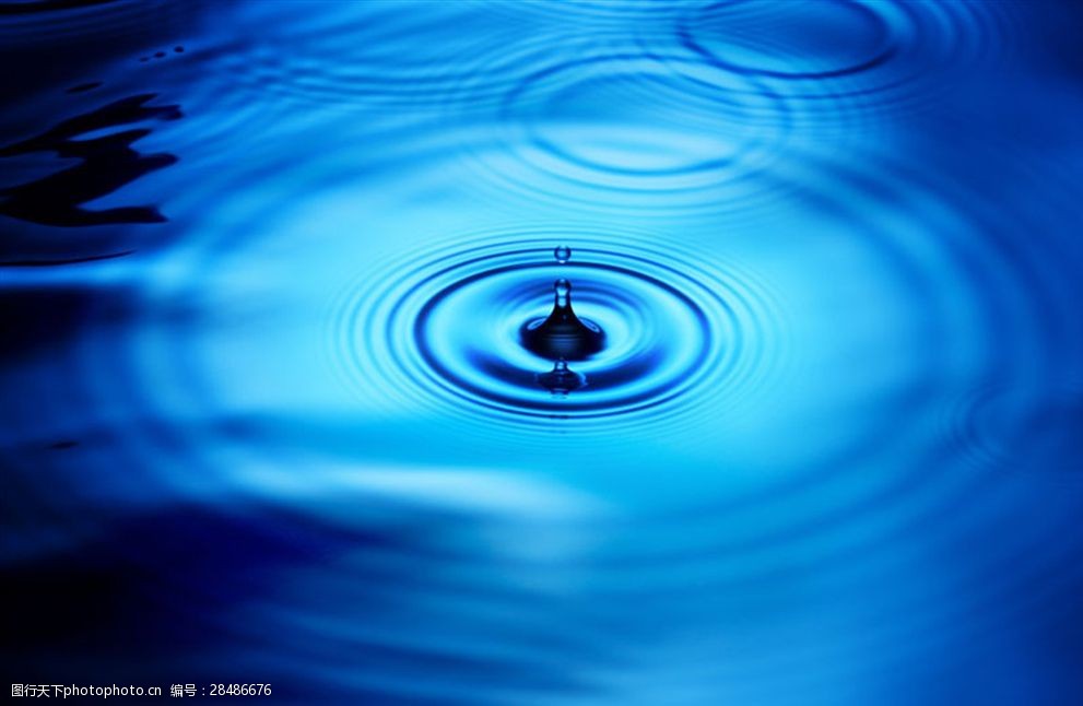 蓝色水面上滴落的水滴和涟漪