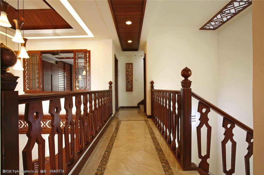 中式客厅走廊木制栏杆室内装修效果图
