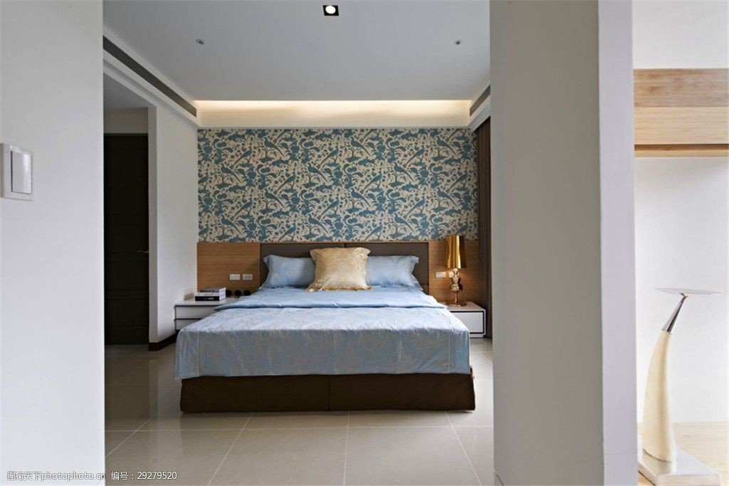 简约卧室床铺装修效果图      白色射灯 灰色墙壁 浅色木地板 花色