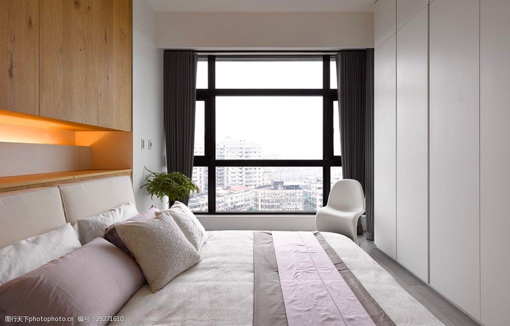 灰色窗帘装修效果图      窗户 灰色吊顶 灰色墙壁 灰色地板砖 床铺