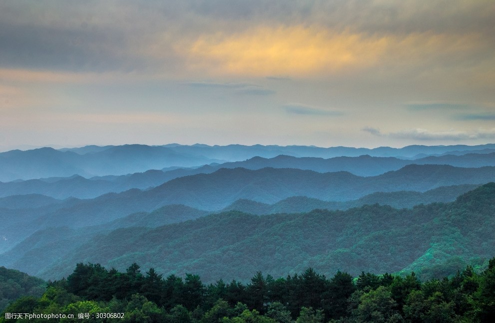 大山 夕阳 美景 云朵 壮丽 多娇江山 摄影 自然景观 自然风景 240dpi