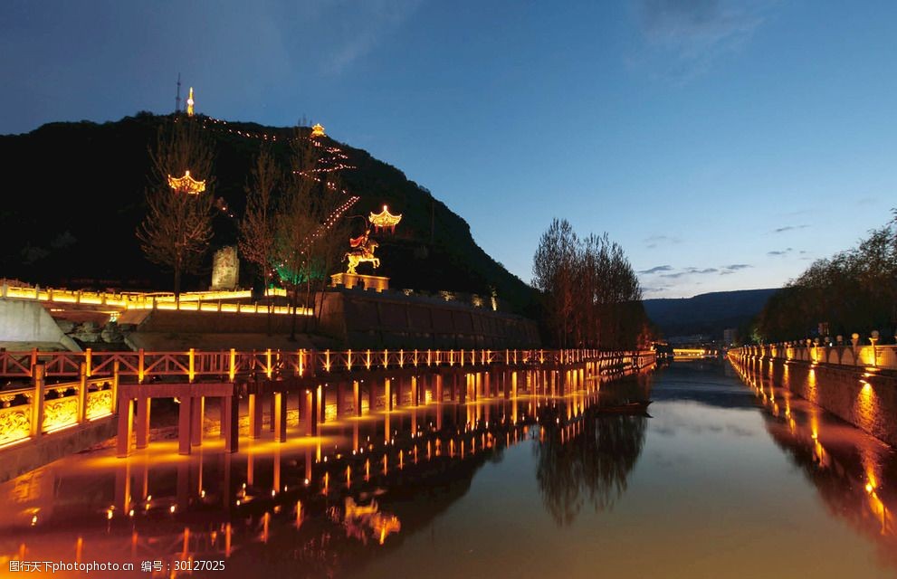 关键词:夜色下的河道风景 河道 夜景 河流 夜空 高山 灯光 美景 建筑