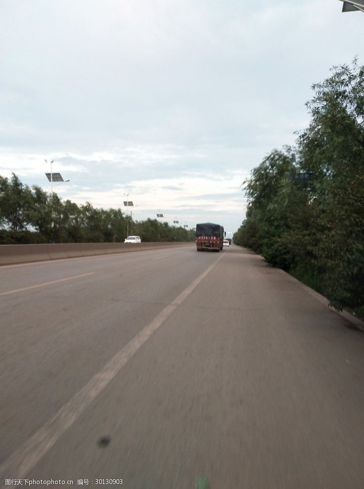 公路上行驶的汽车