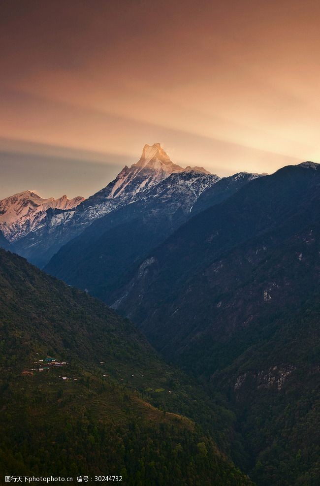 夕阳下的大山风光