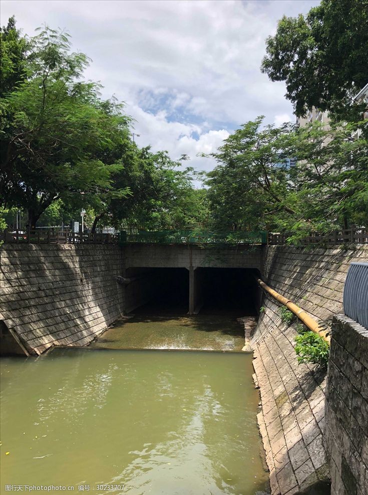 河堤小河城市绿草坪河岸风光摄影