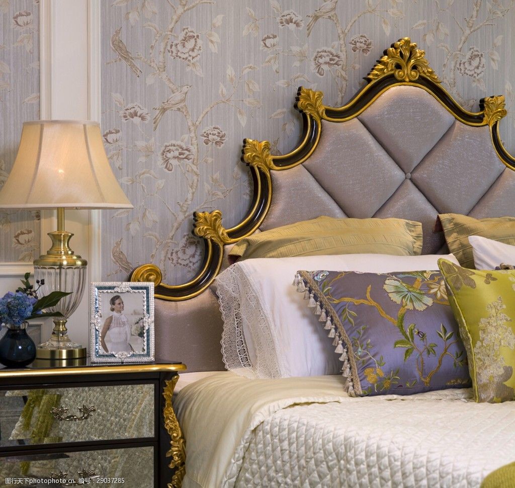 欧式轻奢卧室金边床头室内装修效果图