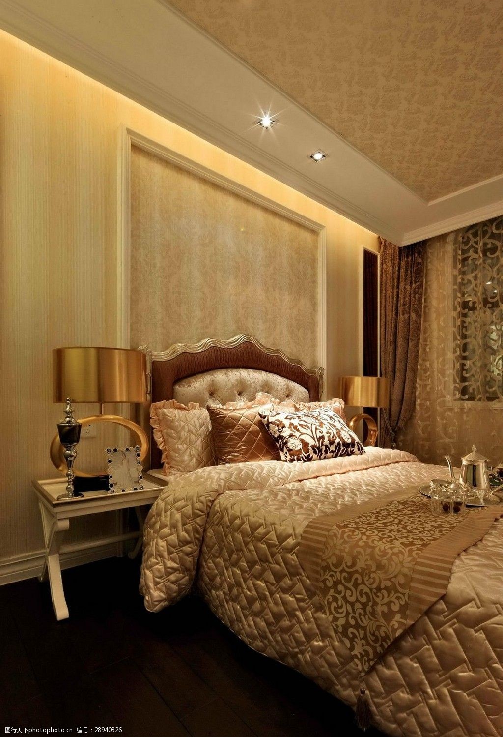 现代时尚卧室金色台灯室内装修效果图