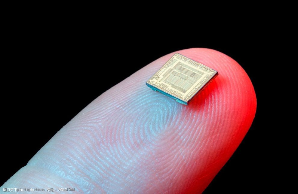 手指上的微型电子芯片