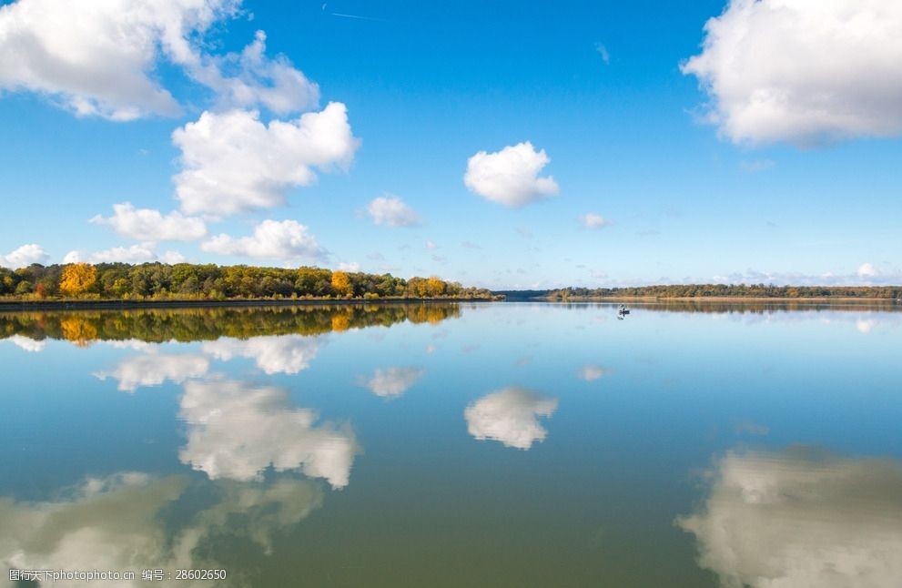 蓝天白云湖泊唯美风景图片-图行天下图库