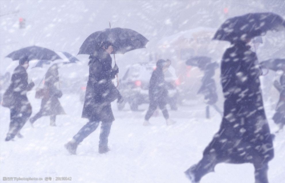 在风雪中行走的行人