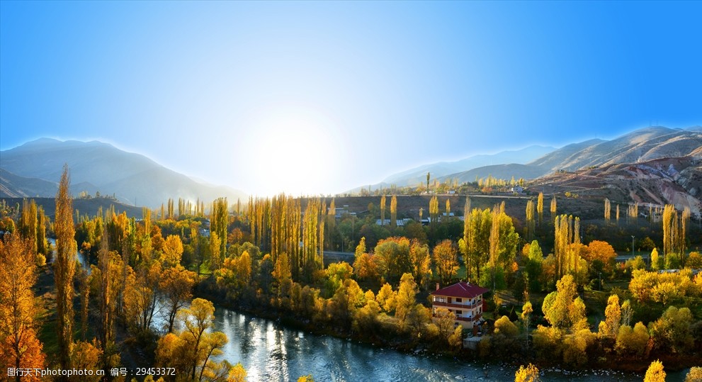 河两岸的树木房子秋季风景