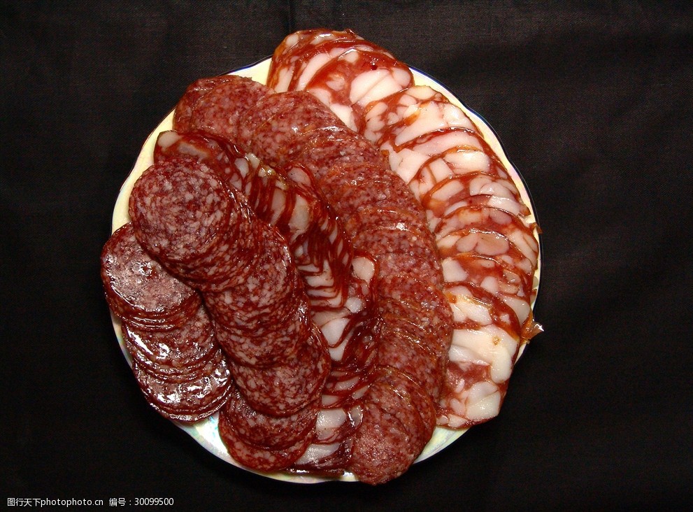 盘子里美味的香肠