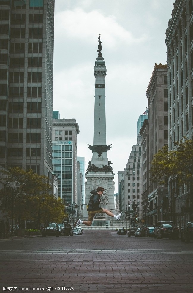 关键词:广场上行跳跃的少年 少年 跳跃 广场 建筑 高楼 天空 各色人物