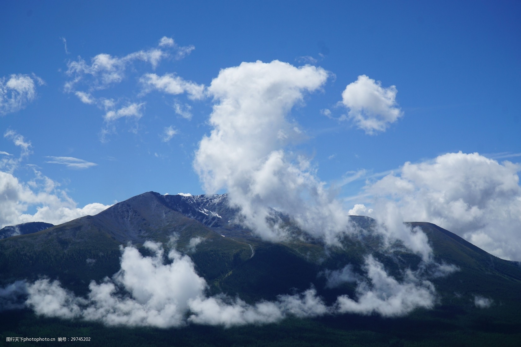 新疆大山雲霧繚繞