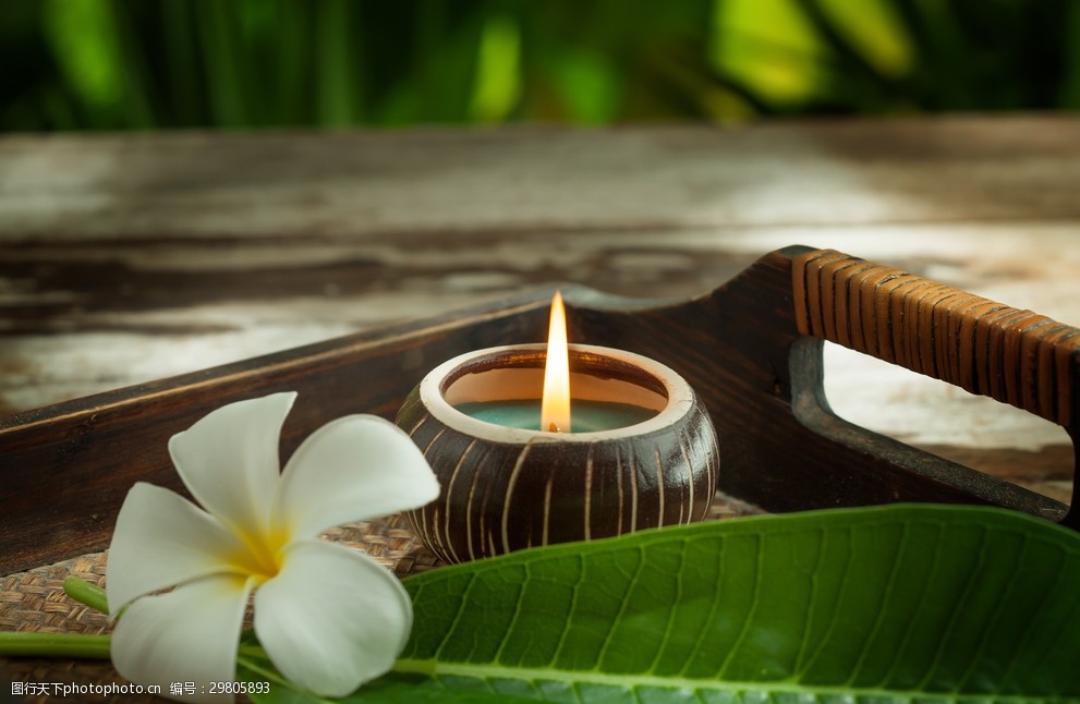 托盘里的蜡烛鲜花特写摄影